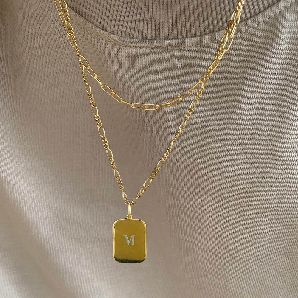 annie-open-chain-necklace-square-coin-graviert-tragebild