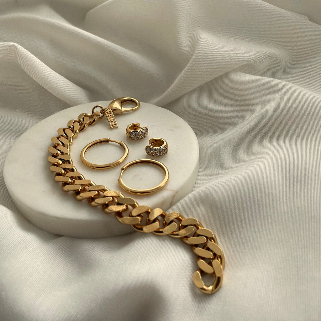 curb-bracelet-glitter-hoops-basic-big-gold-flatlay-gold (1)