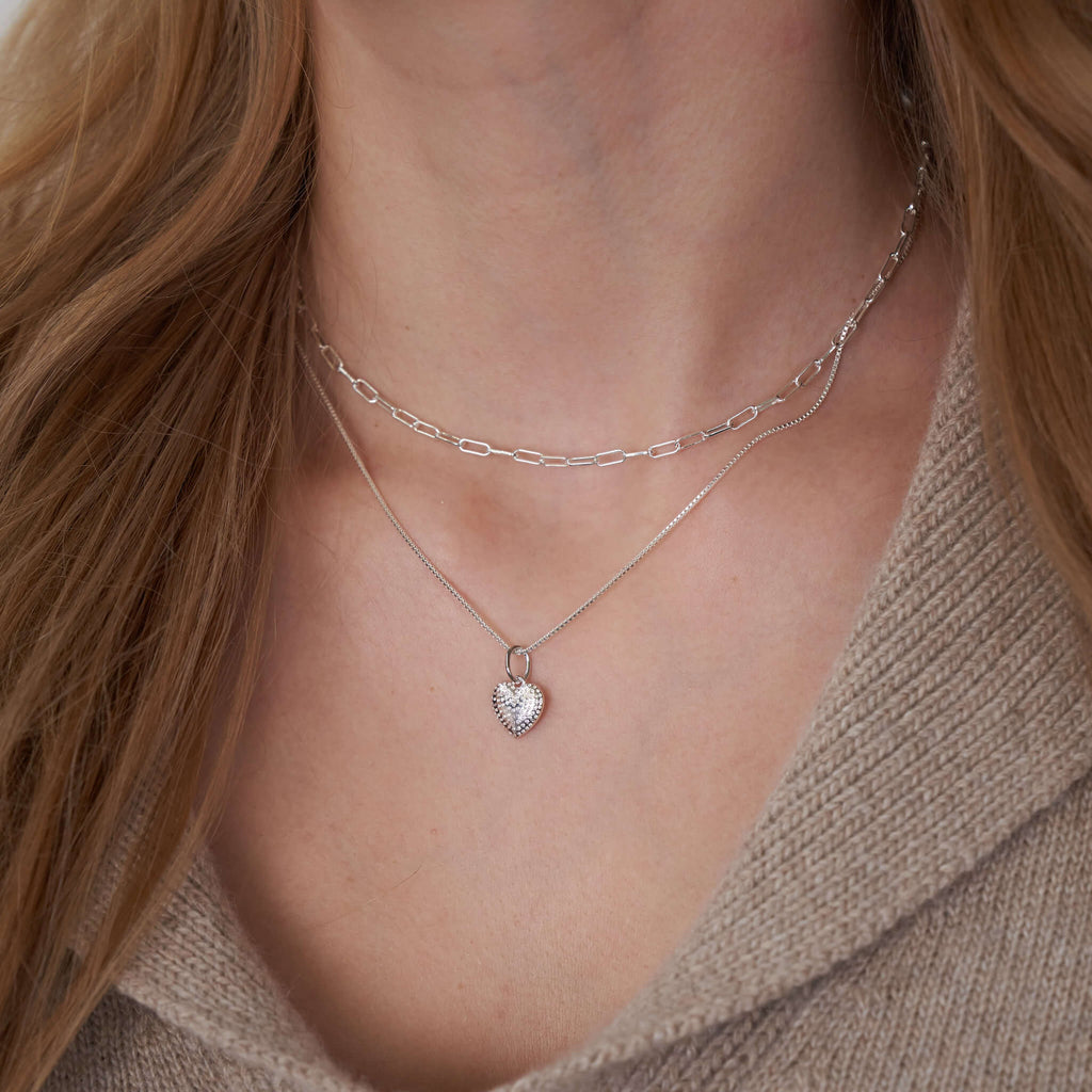 open-chain-basic-necklace-shiny-chain-heart-necklace-charm-silber-tragebild
