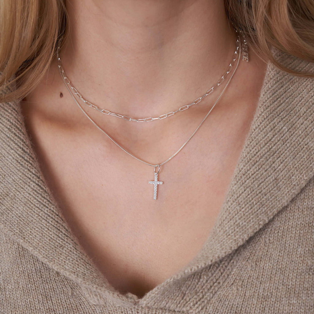 open-chain-basic-necklace-shiny-chain-silber-shiny-cross-necklace-charm-silber-tragebild