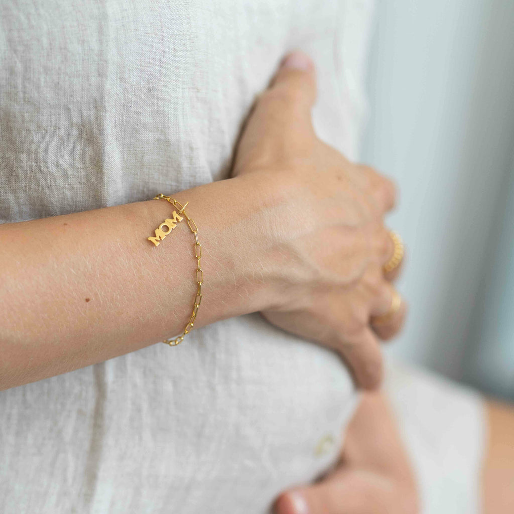 open-chain-bracelet-mom-charm-gold