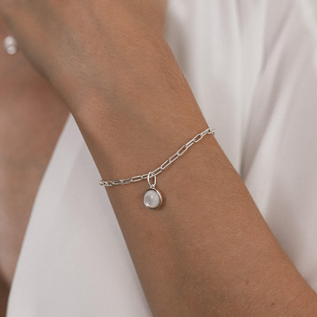 open-chain-bracelet-perlmutt-charm-silber-tragebild