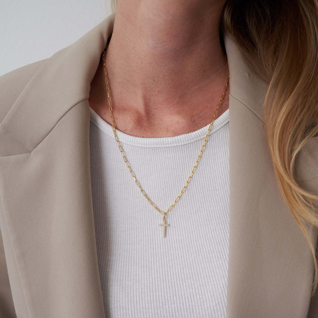 open-chain-necklace-shiny-cross-charm-tragebild