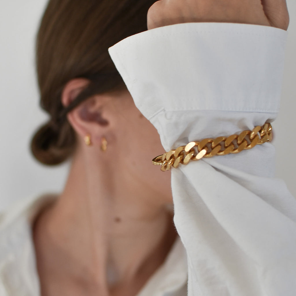 tragebild-curb-bracelet-gold-bluse